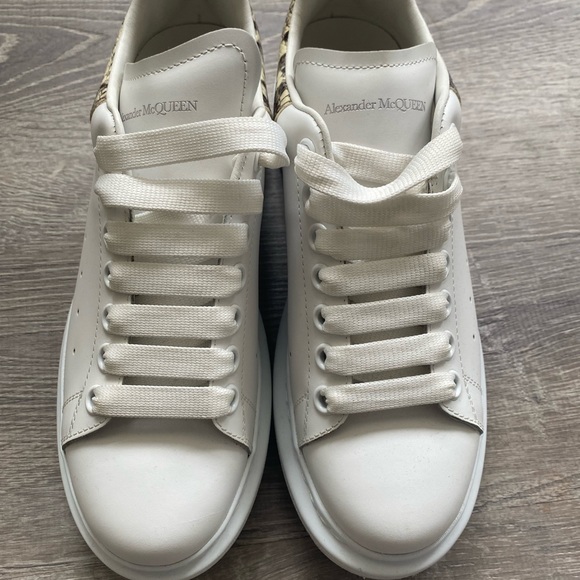 Alexander McQueen Oversized Sneaker in white python - Picture 7 of 9